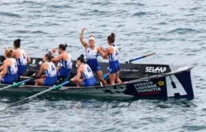 Las remeras de Arraun Lagunak celebran la victoria en la Bandera de Orio 2026 tras lograr su quinta victoria consecutiva en la Liga Euskotren.
