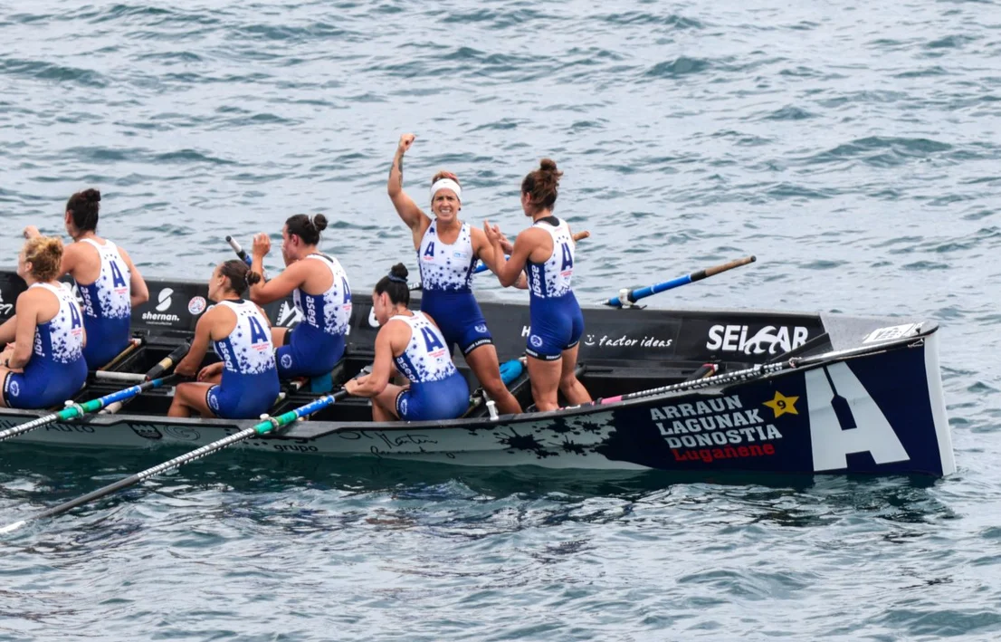 Las remeras de Arraun Lagunak celebran la victoria en la Bandera de Orio 2026 tras lograr su quinta victoria consecutiva en la Liga Euskotren.